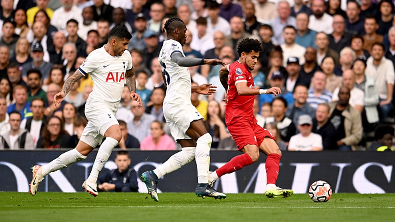 LONDON, ENGLAND - SEPTEMBER 30: (THE SUN OUT, THE SUN ON SUNDAY OUT) Luis Diaz of Liverpool competing with Cristian Romero of Tottenham Hotspur during the Premier League match between Tottenham Hotspur and Liverpool FC at Tottenham Hotspur Stadium on September 30, 2023 in London, England. (Photo by Andrew Powell/Liverpool FC via Getty Images)
