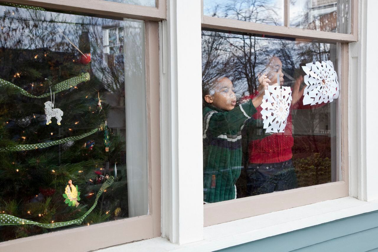 De la imaginación a la realidad: Ideas únicas para convertir sus ventanas en el centro de la decoración navideña.