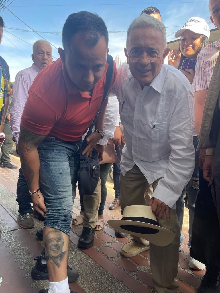 El expresidente posa con Marlon Cortés, quien se tatuó su rostro en una pierna.