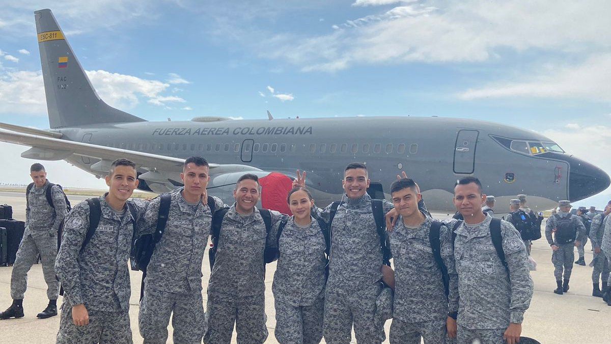 Estudiantes Fuerza Aéreo Especial Colombiana viajaron a Orlando en el avión FAC 1222.
