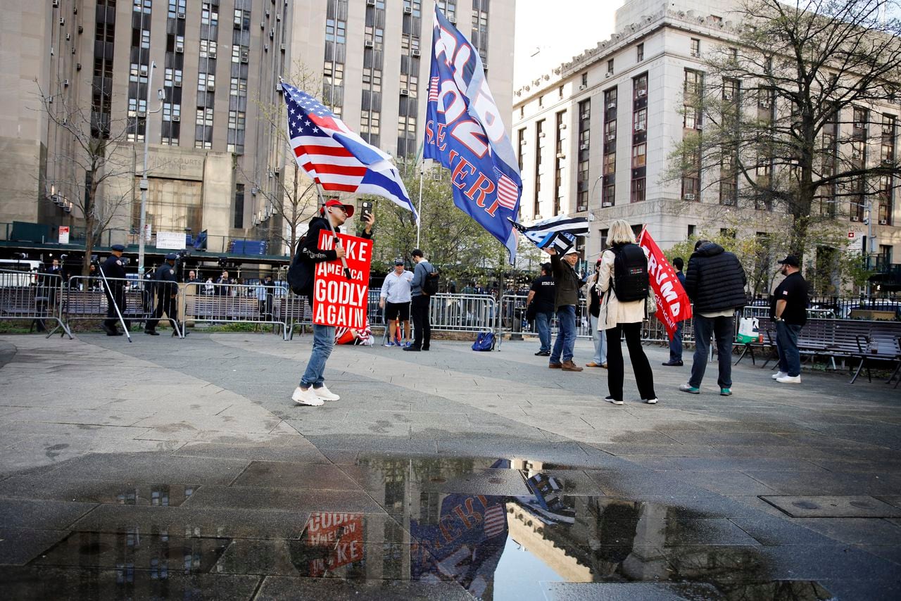 Partidarios del expresidente Donald Trump se manifiestan frente al tribunal penal de Manhattan, el lunes 15 de abril de 2024, en Nueva York.
