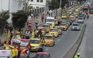 Paro de taxistas en Bogota en rechazo a las leyes que se están tramitando en el Congreso que permitiría que vehículos particulares presten el servicio de transporte por aplicaciones
Noviembre 25 del 2020
Foto Guillermo Torres Reina / Semana