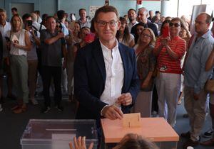 El líder del partido Popular, el 
 conservador  Alberto Nunez Feijoo cuando vota.