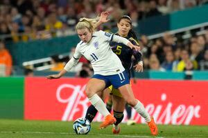 Lauren Hemp de Inglaterra, a la izquierda, y Lorena Bedoya Durango de Colombia desafían el balón durante el partido de cuartos de final de la Copa Mundial Femenina de fútbol entre Inglaterra y Colombia en el Estadio Australia en Sydney, Australia, el sábado 12 de agosto de 2023. (Foto AP/Mark Baker)
