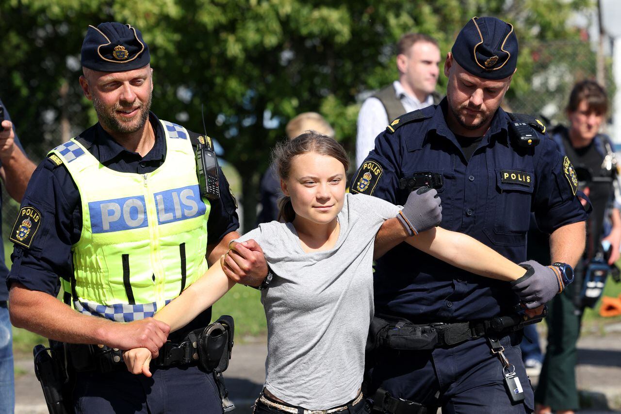 La activista climática Greta Thunberg es llevada por agentes de policía después de que participó en una nueva acción climática en Oljehamnen en Malmo, Suecia, el 24 de julio de 2023, poco después de que el tribunal de distrito de la ciudad la declarara culpable.