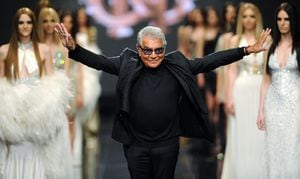 (ARCHIVOS) El diseñador de moda italiano Roberto Cavalli durante un desfile de moda en junio de 2013. Cavalli falleció a los 83 años, anunciaron hoy los medios italianos. (Foto de SAVO PRELEVIC / AFP)