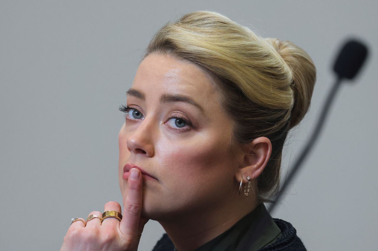 La actriz Amber Heard escucha el testimonio de su exesposo, Johnny Depp, en el juicio que él interpuso en su contra por difamación.