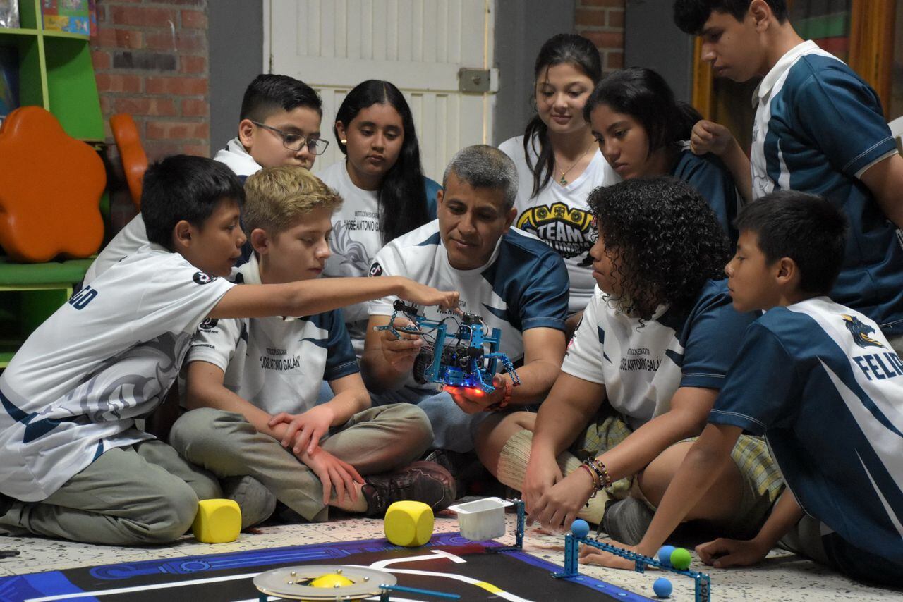El semillero de robótica de la Institución Educativa José Antonio Galán de Yumbo, cuenta, se formó hace seis años, cuando la Secretaría de Educación le entregó al colegio kits de robótica básica: