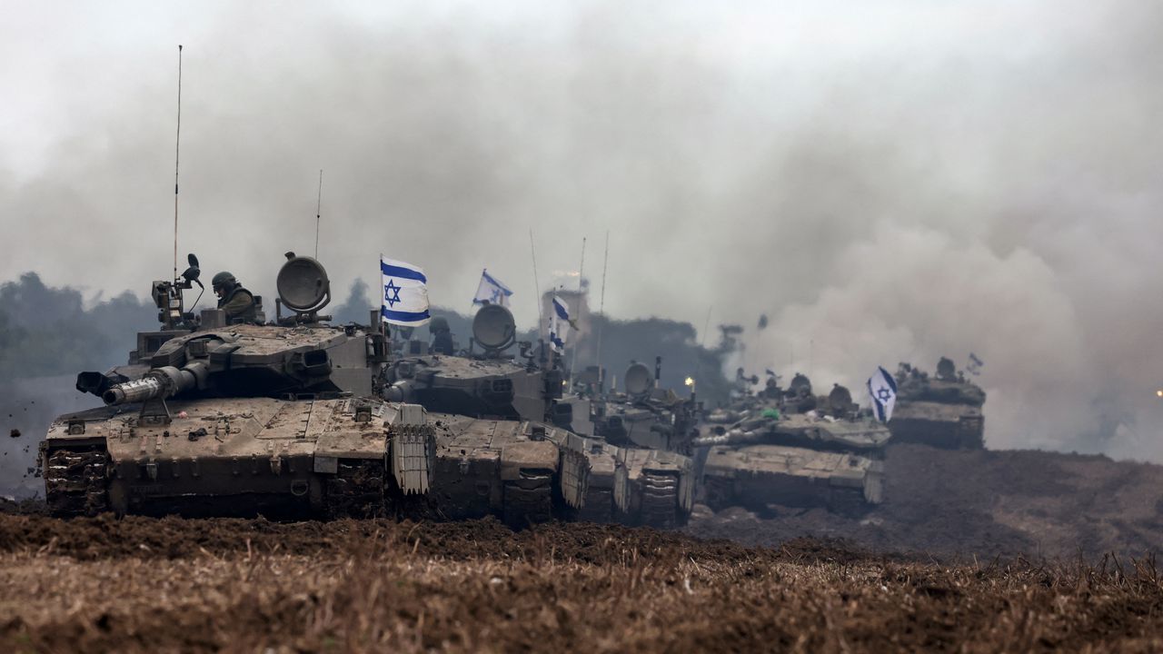 Una unidad de soldados israelíes regresa con sus tanques al lado israelí de la frontera con la Franja de Gaza, después de pasar meses en el territorio palestino librando batallas con militantes de Hamás, el 28 de enero de 2024, mientras continúan los combates entre los dos bandos en conflicto