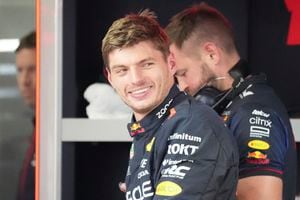 El piloto holandés de Red Bull Max Verstappen sonríe después de la segunda práctica antes del Gran Premio de Fórmula Uno de Japón en el circuito de Suzuka, Suzuka, Japón central, el viernes 22 de septiembre de 2023. (Foto AP/Toru Hanai)