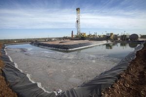 Este es un campo petrolero en la localidad de Midland, Texas, donde se realiza la técnica del ‘fracking’ para extraer crudo y gas natural.