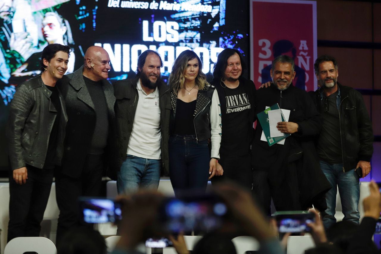 Mario Mendoza con los actores de la película ‘Los iniciados’, durante el lanzamiento en la FILBO 2023. En 2024 se estrenará en Prime Video ‘Los iniciados 2’.