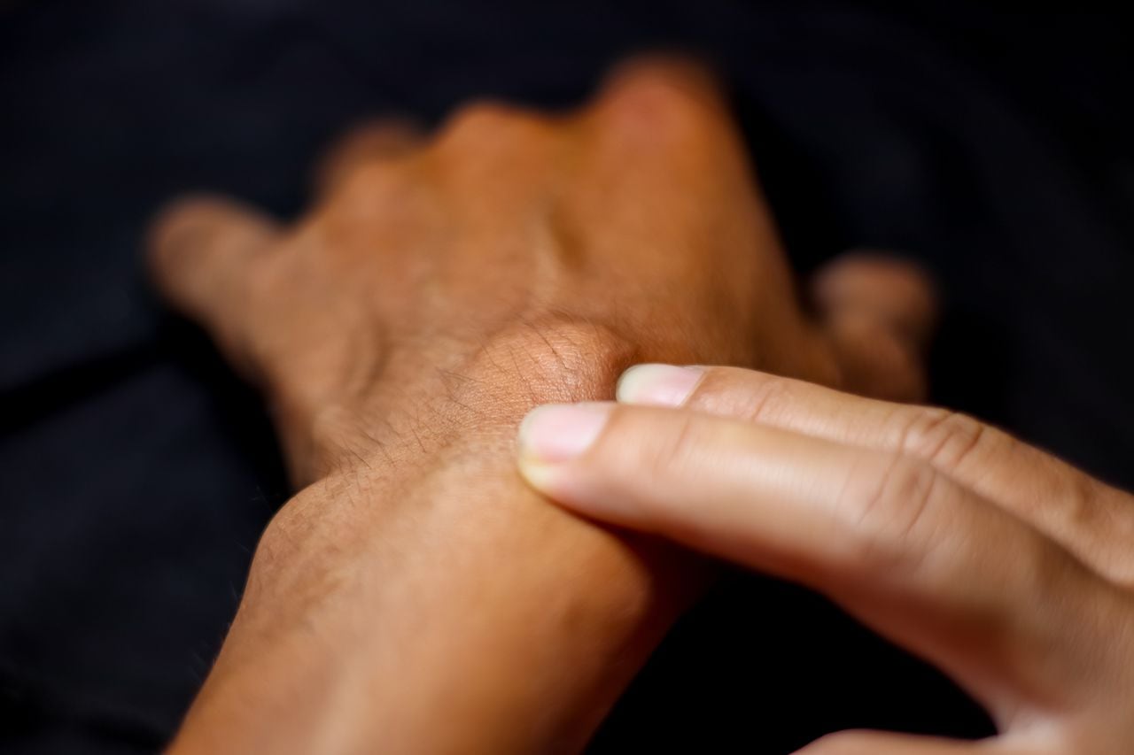La aparición de protuberancias en las manos requiere de atención médica.