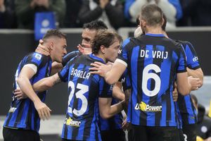 Inter Milan's Kristjan Asllani, left, celebrates with his teammates after scoring against Genoa during a Serie A soccer match between Inter Milan and Genoa at the San Siro stadium in Milan, Italy, Monday, March 4, 2024. (AP Photo/Luca Bruno)