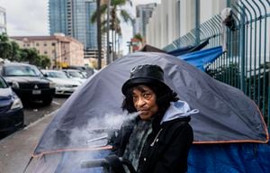 Una mujer sin hogar que acaba de llegar del medio oeste fuma fentanilo fuera de su tienda de campaña en San Diego, California, el viernes 24 de marzo de 2023.