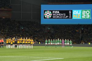 Las jugadoras de Australia, izquierda, e Irlanda guardan un momento de silencio por las víctimas del reciente tiroteo en Nueva Zelanda antes del partido de fútbol de la Copa Mundial Femenina entre Australia e Irlanda en el Estadio Australia en Sídney, Australia, el jueves 20 de julio de 2023. (Foto AP/Rick Rycroft)