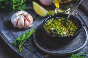 Desde las cocinas más modestas hasta los restaurantes de alta cocina, la preparación de chimichurri casero es una práctica común que refleja el amor por la cocina y la tradición gastronómica.
