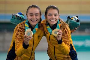 Las colombianas Lina Rojas y Lina Hernández posan con sus medallas de oro en el podio del ciclismo femenino de Madison en los Juegos Panamericanos en Santiago, Chile, el viernes 27 de octubre de 2023. (Foto AP/Eduardo Verdugo)