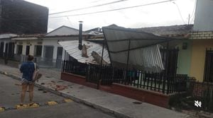 En Virginia, Risaralda, la población se ve afectada por un fuerte temblor que provoca la rotura de vidrios y daños en fachadas. El impacto sísmico se hace evidente en esta localidad colombiana.
