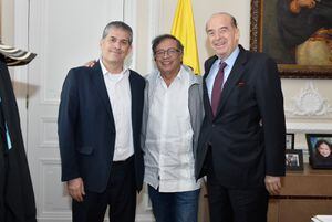 Presidente Gustavo Petro con el embajador de Israel en Colombia Gali Dagan