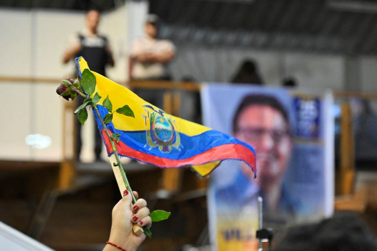Presidenciable ecuatoriano asesinado fue sepultado tras homenaje público<