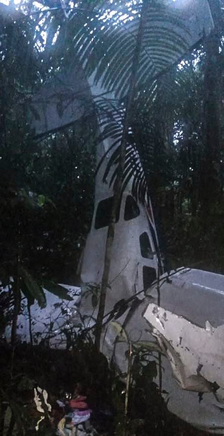 Esta foto publicada por el Ejército de Colombia muestra un avión que se estrelló en el bosque en una zona rural del municipio de Solano, departamento de Caquetá, Colombia, el 16 de mayo de 2023.