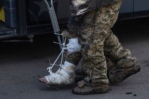 Prisioneros de guerra con heridas en la piernas, en medio del ataque de Rusia a Ucrania, en la región de Donetsk, Ucrania, 25 de mayo de 2023.