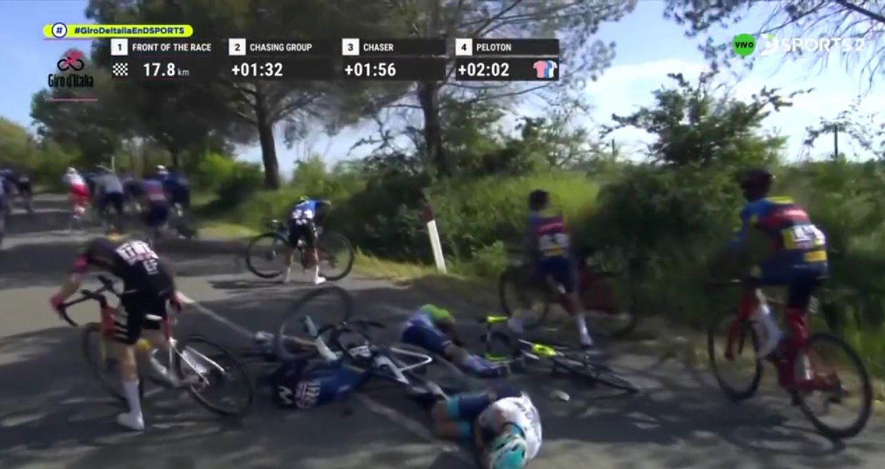 Momento en el que se presenta una de las caídas de la etapa 6 del Giro de Italia 2024.