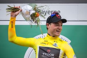 El ciclista del equipo Tudor, Maikel Zijlaard, festeja su triunfo en el prólogo del Tour de Romandía 2024, este martes. (Foto  Fabrice COFFRINI / AFP)