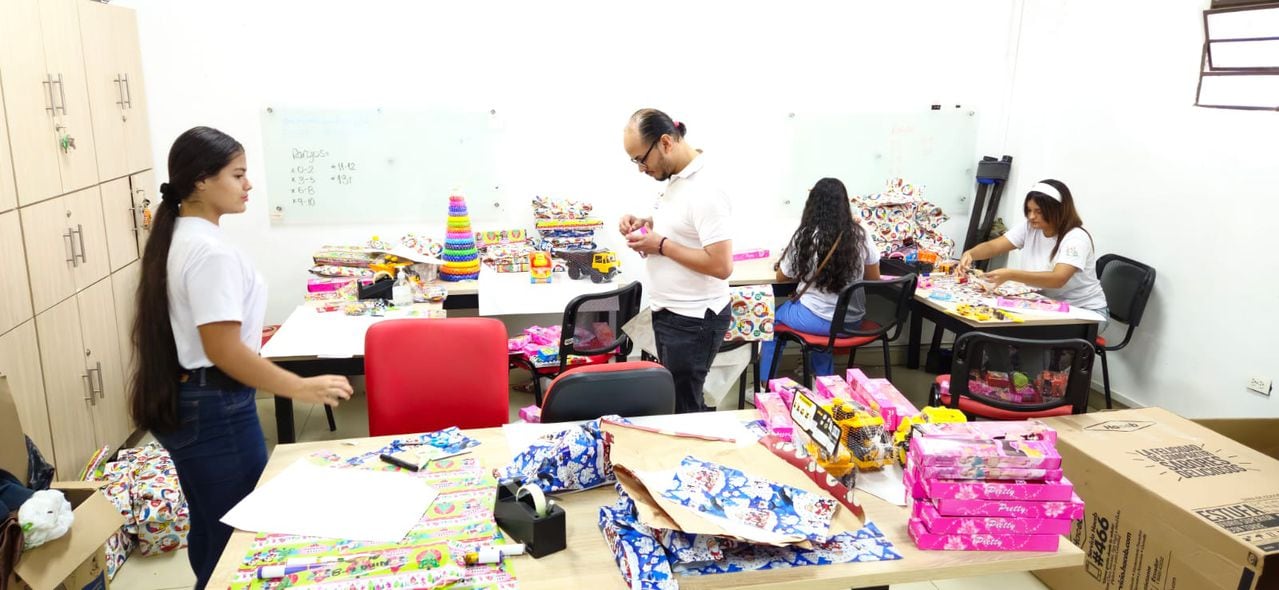 Un grupo de alrededor de cinco personas trabajan en la sede de la Cruz Roja todo el día para empacar los regalos que disfrutarán los niños y niñas.