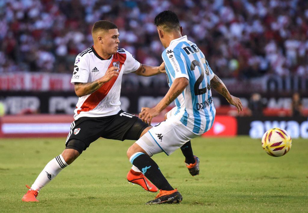 BUENOS AIRES, ARGENTINA - FEBRUARY 10: Juan Quintero of River Plate fights for the ball with Nery Dominguez of Racing Club  during a match between River Plate and Racing Club as part of Superligas 2018/19 at Estadio Monumental Antonio Vespucio Liberti on February 10, 2019 in Buenos Aires, Argentina. (Photo by Marcelo Endelli/Getty Images)