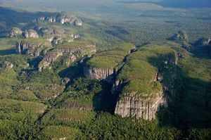 La Serranía de Chiribiquete es un tesoro natural casi inexplorado. Una cordillera de mesetas o tepuyes que descansa sobre los departamentos de Caquetá y Guaviare, en la región amazónica de Colombia.