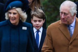 El príncipe George de Gales, camina detrás de Camilla, la reina consorte, y el rey Carlos III de Gran Bretaña.