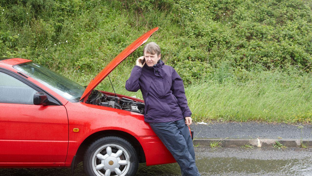 Una fuerte lluvia puede traer graves consecuencias para un vehículo.