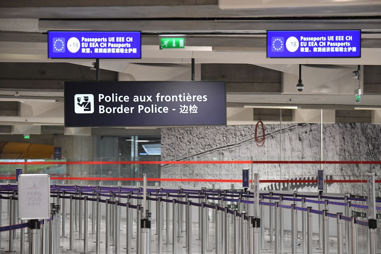A photograph taken on December 3, 2022 shows empty waiting lines at the border police control points at Roissy-Charles de Gaulle Airport, north of Paris. (Photo by Eric PIERMONT / AFP)