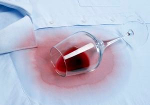 Preste atención a este dato importante: puede eliminar las manchas de vino tinto de la ropa usando sal. Descubra cómo hacerlo.