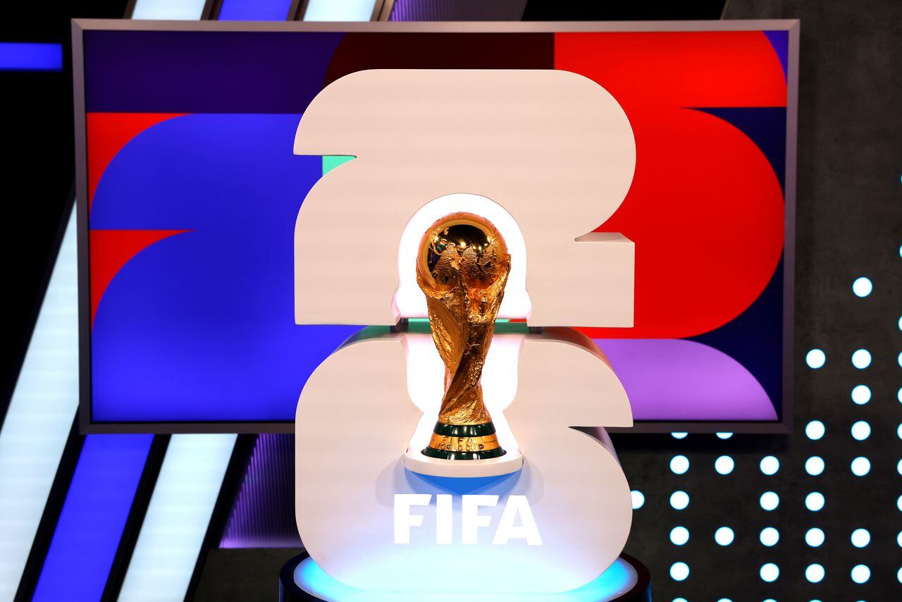 Trofeo de la Copa del Mundo de la FIFA en la revelación del calendario del Mundial 2026.
