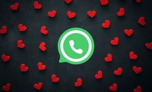 Mensajes y emoticones en WhatsApp por San Valentín.