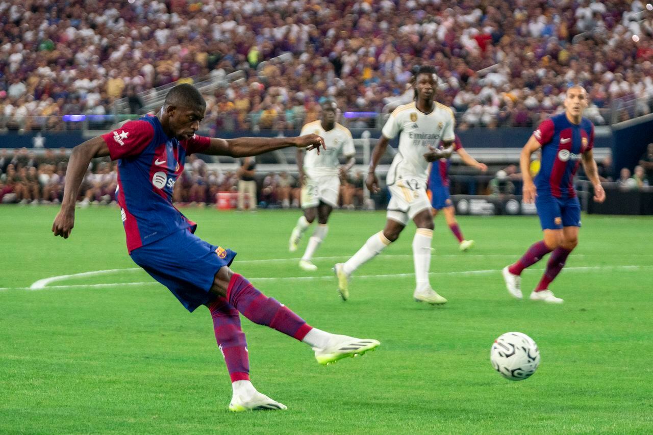 El delantero del FC Barcelona Ousmane Dembele anota un gol contra el Real Madrid durante la primera mitad de un partido de fútbol del Champions Tour, el sábado 29 de julio de 2023 en el estadio AT&T en Arlington, Texas. (Foto AP/Jeffrey McWhorter)