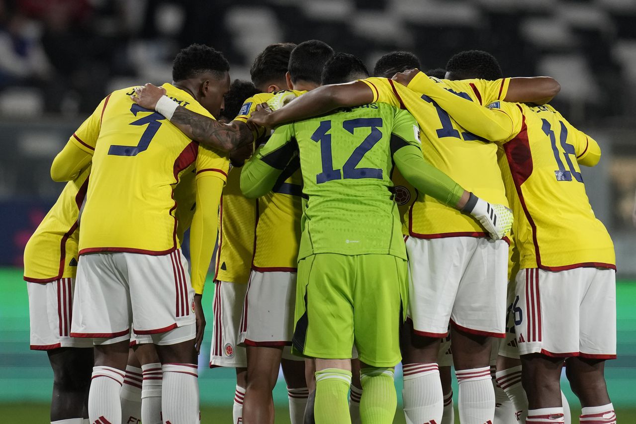 Los jugadores de Colombia se reúnen antes de un partido de fútbol de clasificación para la Copa Mundial de la FIFA 2026 contra Chile en el estadio Monumental de Santiago, Chile, el martes 12 de septiembre de 2023. (Foto AP/Esteban Félix)