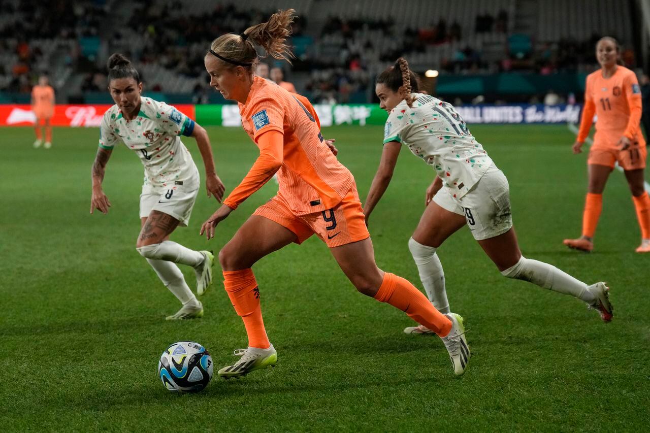 La neerlandesa Katja Snoeijs, centro, controla el balón durante la segunda mitad del partido de fútbol del Grupo E de la Copa Mundial Femenina de la FIFA entre Países Bajos y Portugal en Dunedin, Nueva Zelanda, el domingo 23 de julio de 2023. (Foto AP/Alessandra Tarantino)