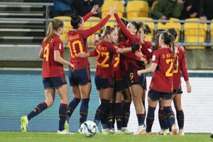 España celebra después de anotar su tercer gol durante el partido de fútbol del Grupo C de la Copa Mundial Femenina entre España y Costa Rica en Wellington, Nueva Zelanda, el viernes 21 de julio de 2023. (Foto AP/John Cowpland)
