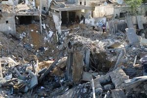 Israel ha prometido eliminar a los gobernantes de Hamás en Gaza, cuyo ataque del 7 de octubre contra Israel mató a unas 1.200 personas y desencadenó los enfrentamientos entre israelíes y palestinos más mortíferos en décadas. La guerra ya ha matado a miles de palestinos y desplazado a más de tres cuartas partes de la población del territorio, de 2,3 millones de habitantes. (AP Photo/Hatem Ali)
