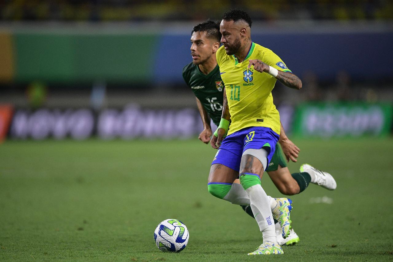 El atacante de Brasil domina un balón ante la marca del volante boliviano  Boris Céspedes, en duelo de las Eliminatorias Sudamericanas 2026.