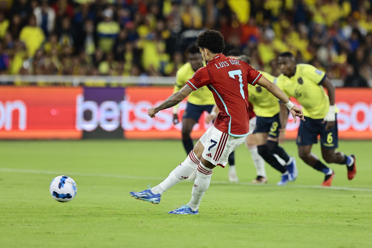Momento en el que Luis Díaz falla el penal ante Ecuador por la cuarta fecha de la eliminatoria sudamericana al Mundial 2026.