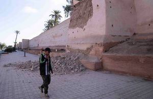 Un hombre pasa junto a un tramo dañado de la muralla de la histórica Medina de Marrakech tras un potente sismo registrado en Marruecos, el 9 de septiembre de 2023. (AP Foto/Mosa'ab Elshamy)