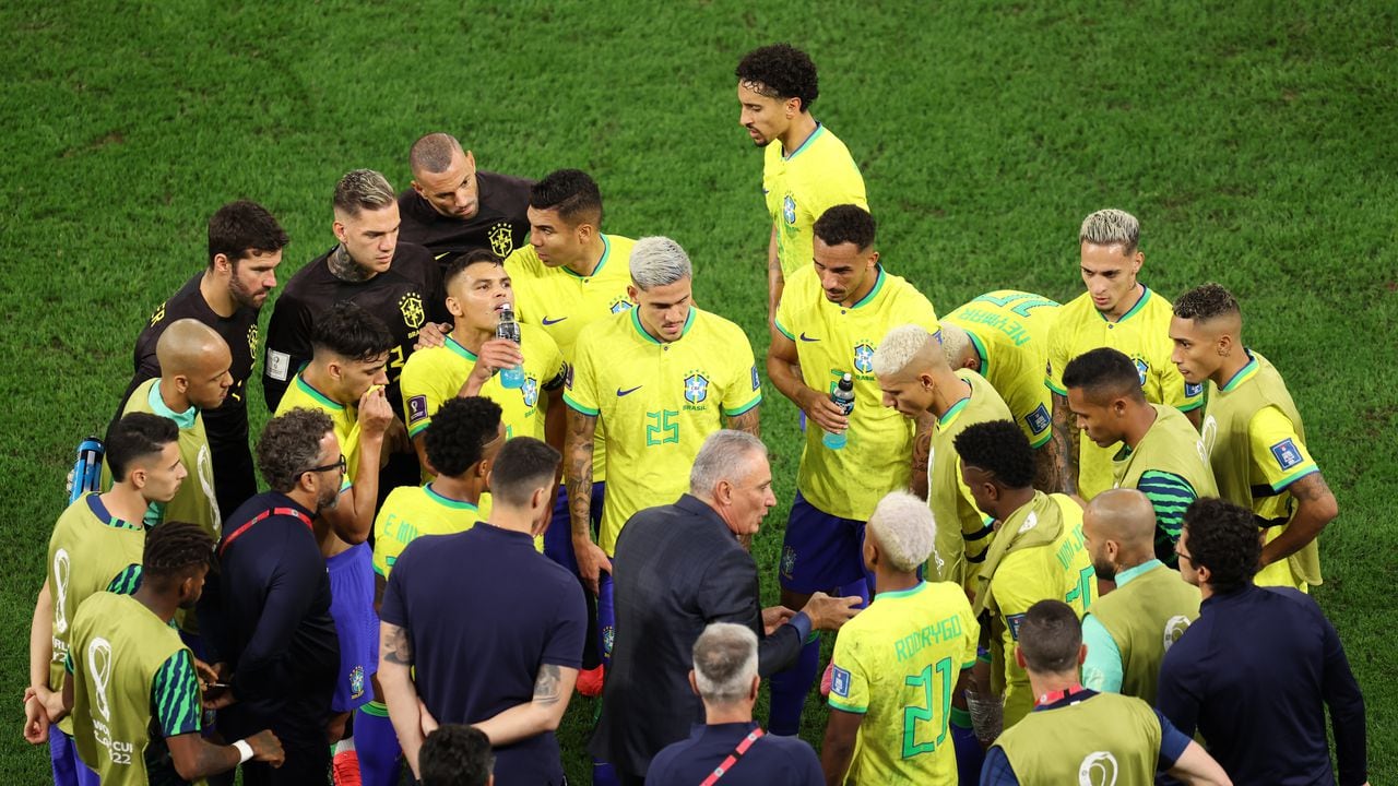 Tite dando indicaciones a los jugadores de la Selección de Brasil en el partido ante Croacia por la Copa Mundial de 2022