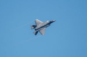Un avión de combate F-35 vuela sobre la Base Aérea estadounidense de Spangdahlem durante el ejercicio aéreo Air Defender 2023.