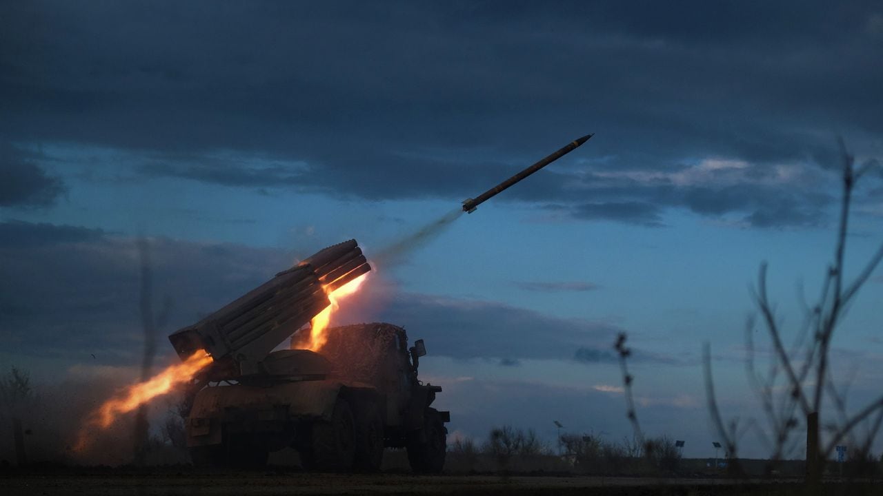 Un lanzacohetes múltiple BM-21 Grad dispara hacia posiciones rusas en la línea del frente cerca de Bakhmut. Foto: AFP.