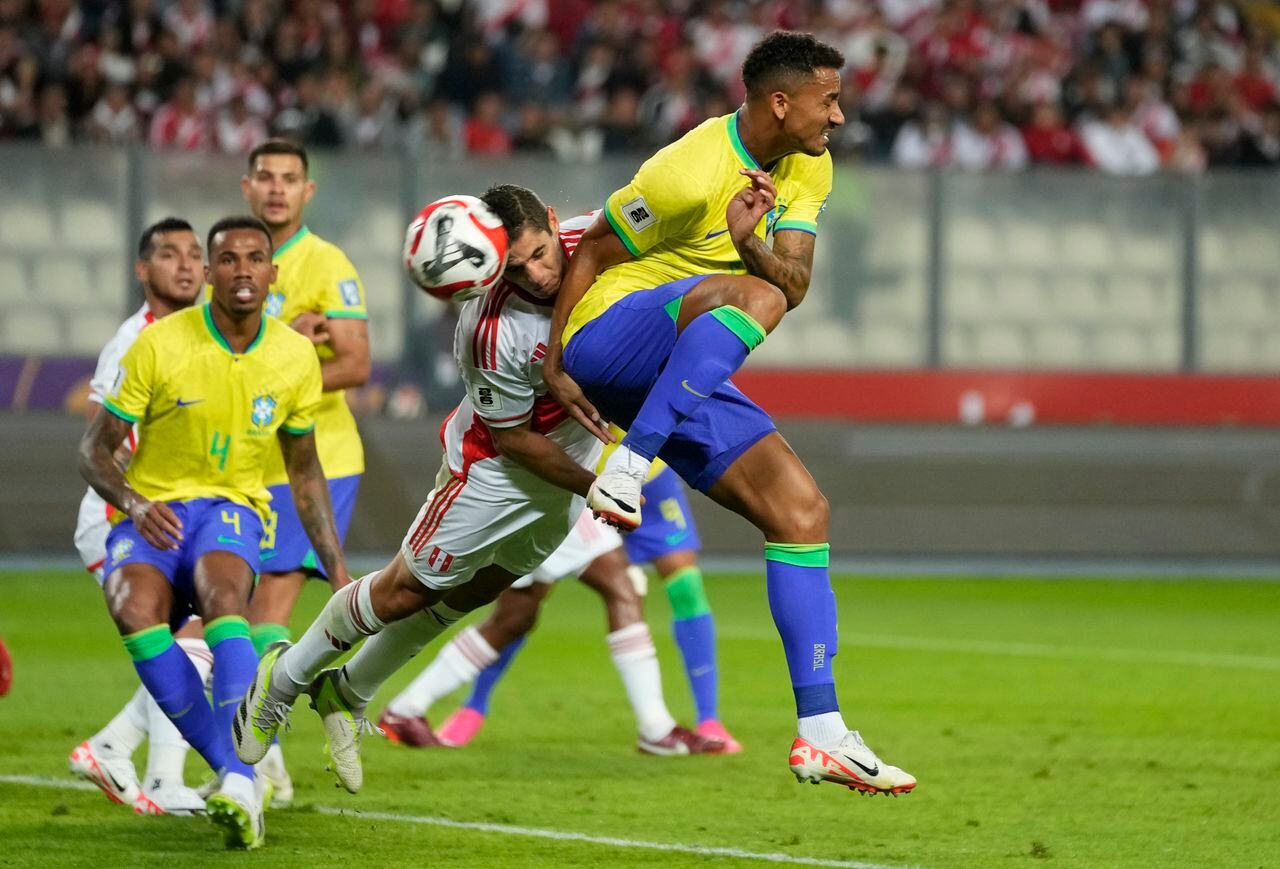 El brasilero Danilo disputa un balón que quiere cabecear el peruano Aldo Corzo,  en el partido de las eliminatorias Sudamericanas 2026.